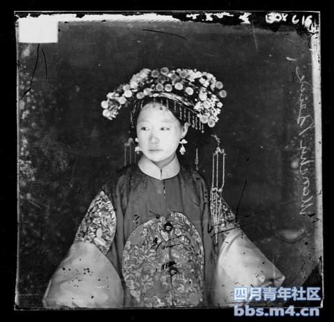 A Manchu bride, Beijing (1871-2), photograph by John Thomson.jpg