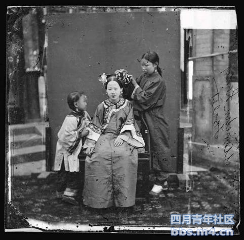 Manchu lady having her hair dressed, Beijing 1871-2.jpg