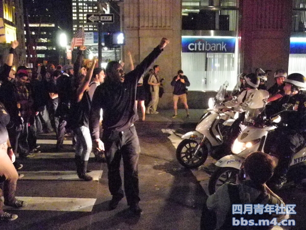 占领华尔街-Cops blocking another street