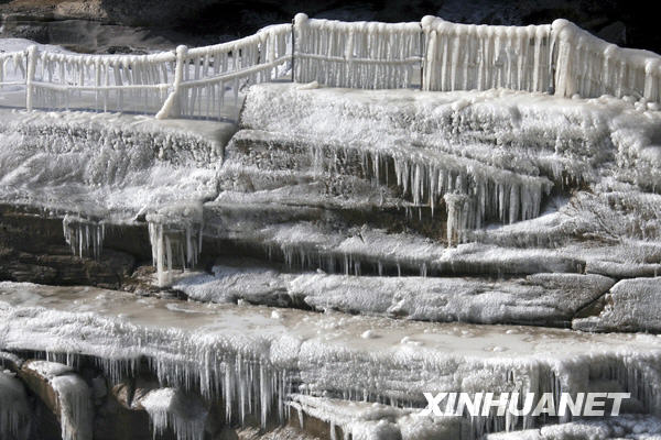 黄河壶口瀑布景区的冰挂景观