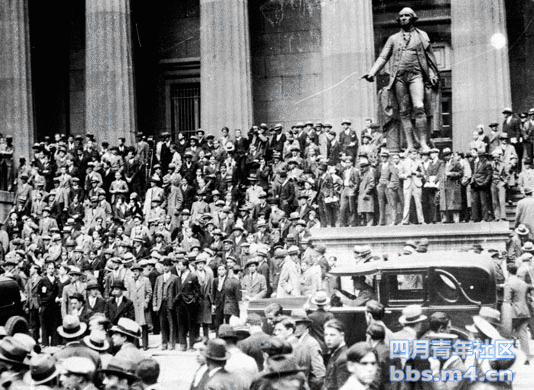 华尔街崩溃时，在纽约证券交易所对面，国库分库大楼（现在是美国联邦大厅国家纪念馆）外和乔治华盛顿塑像周 ...