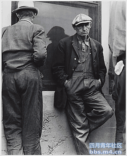 到处都是站在街头，无法找到工 作失业人士， （1935年左右