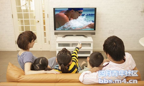 Family-watching-TV-007.jpg