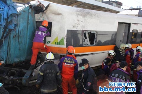 Taiwan_Rail_accident_04.jpg