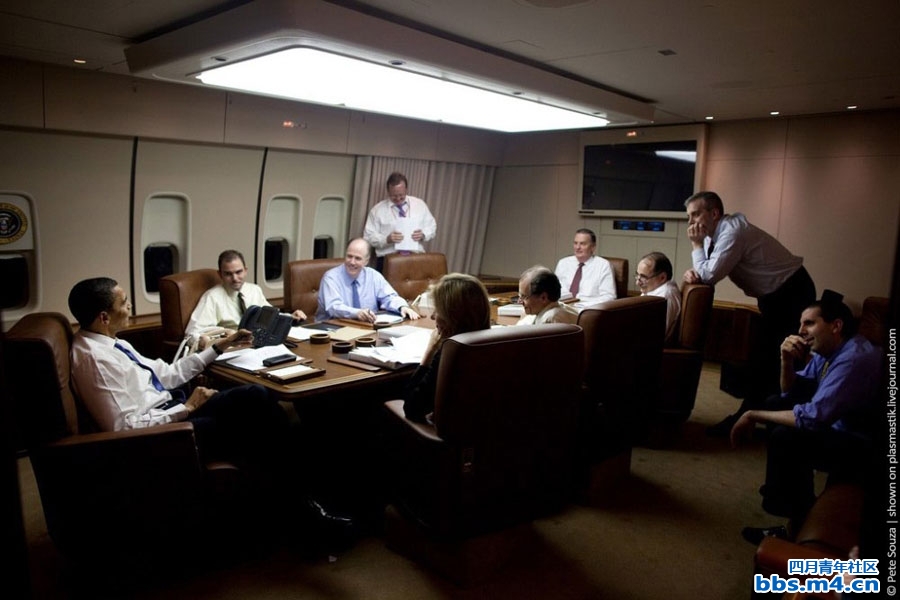 Modern-Meeting-Room-Air-Force-One-With-Elegant-Couch.jpg