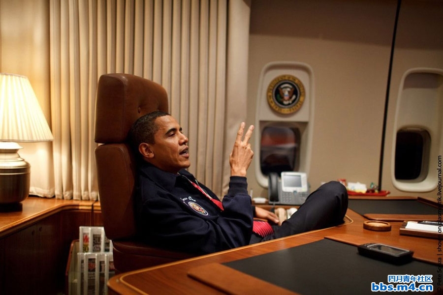 Main-Desk-Barack-Obama-President-in-Air-Force-One.jpg