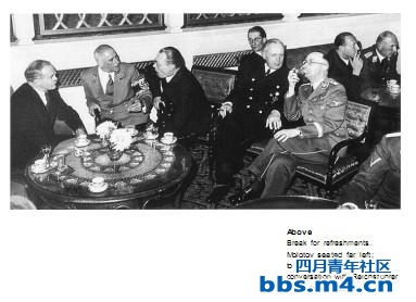 7. 在茶会上，莫洛托夫坐在最左边，里宾特洛甫在右边，海因里希·希姆莱与Reichsfuhrer在对话。 ... ... .. ...