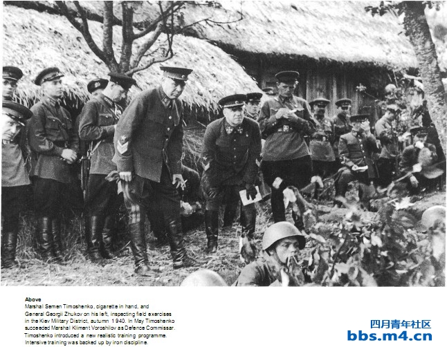 11. 1940年秋，季莫申科元帅（手持香烟者），以及朱可夫（在他的左边）等一般人在基辅.jpg