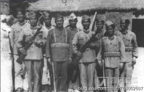 1958年胡奇才在广州军区工兵6团下连当兵时合影.