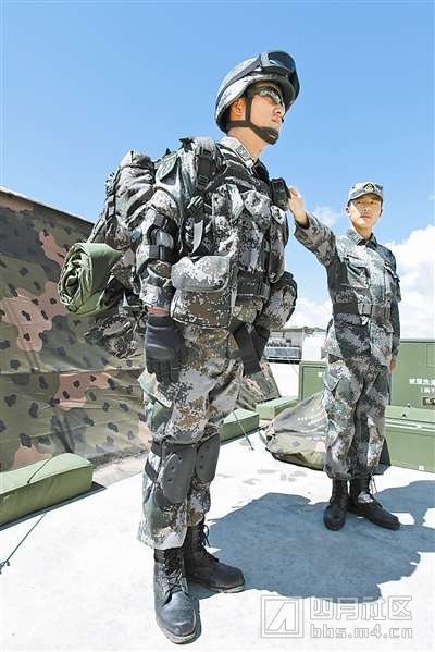 解放军新型单兵综合保障系统亮相 全重15公斤.jpg