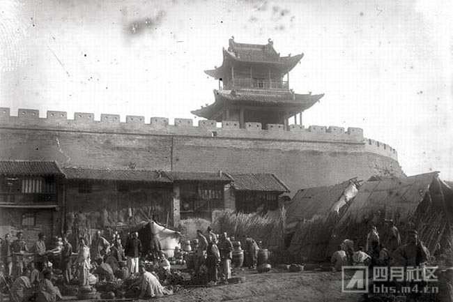 1907年9月27日，绛州城墙外.jpg