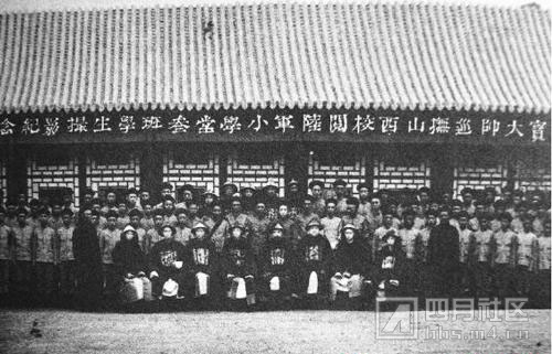 0-1905年山西巡抚宝棻视察山西陆军小学堂与学生合影.jpg