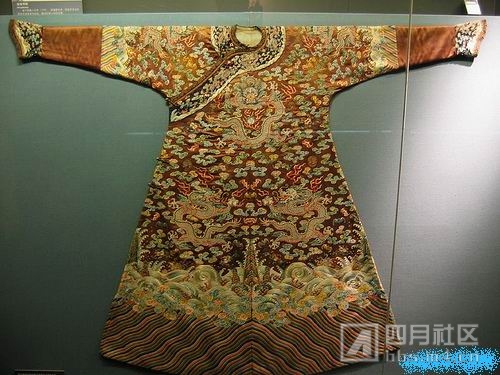 5清朝嘉庆皇帝穿用的龙袍.jpg