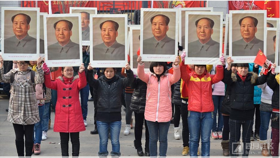 太原，数百名高校学子在山西大学校区毛主席雕像下举行纪念毛泽东活动.jpg.jpg