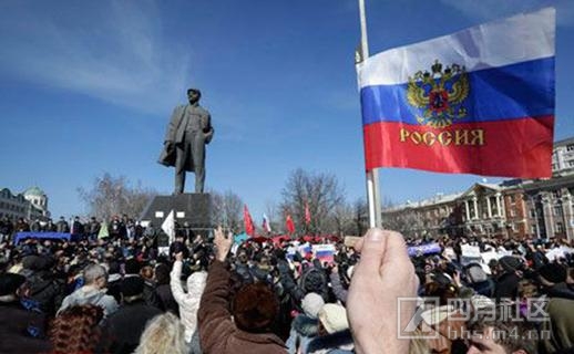 3月8日，在乌克兰东部城市顿涅茨克，亲俄罗斯的民众在位于市中心的列宁像前举行集会.j.jpg