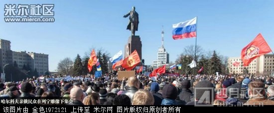 哈尔科夫亲俄民众在列宁雕像下集会。.jpg