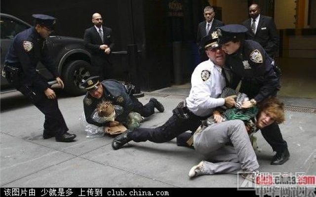 w3“占领华尔街”第4周　纽约警强力抓人2.jpg