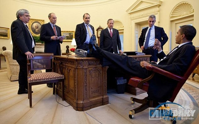 奥巴马在与阁僚讨论国家大事时，经常把双脚搭在桌子上。.jpg