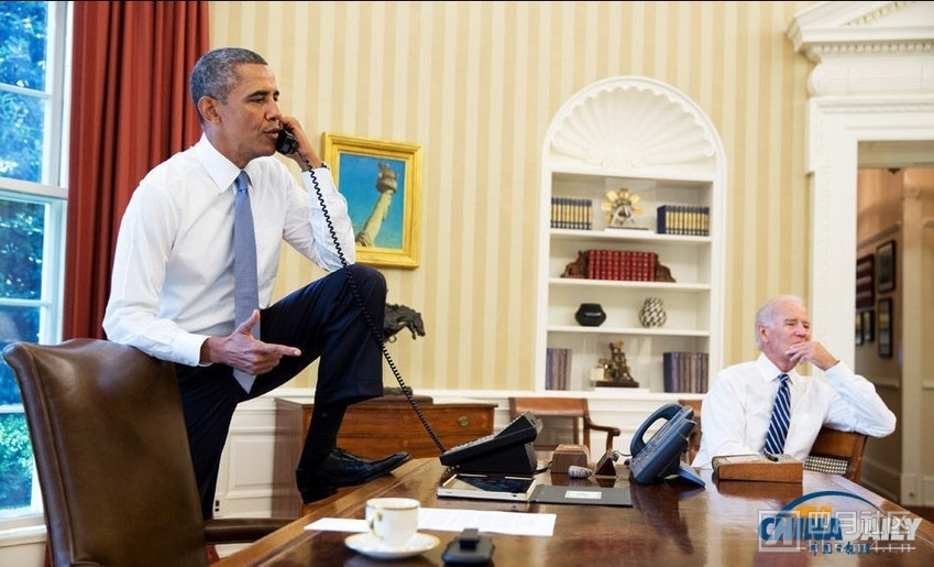 奥巴马一脚踩着桌子与众议院发言人约翰•博纳通电话。.jpg
