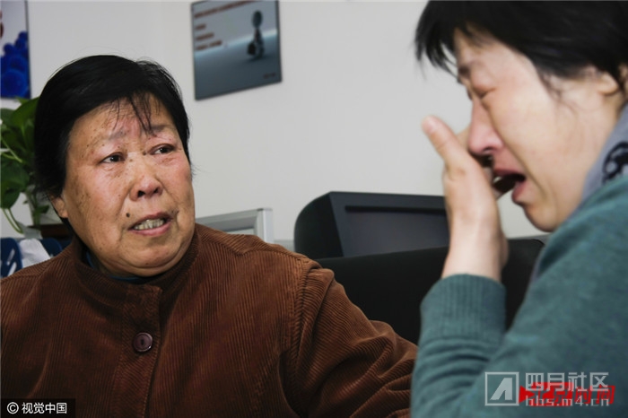 2010年3月6日，北京，聂树斌的母亲张焕枝和呼格吉勒图的母亲尚爱云相见，两人分别说起.jpg