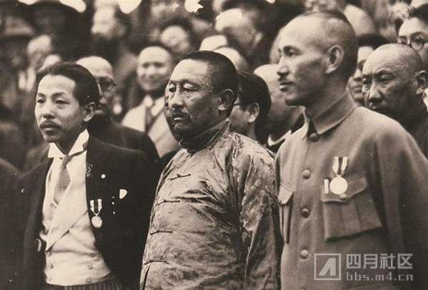 20世纪30年代蒋介石、张学良与九世班禅曲吉尼玛合影.png