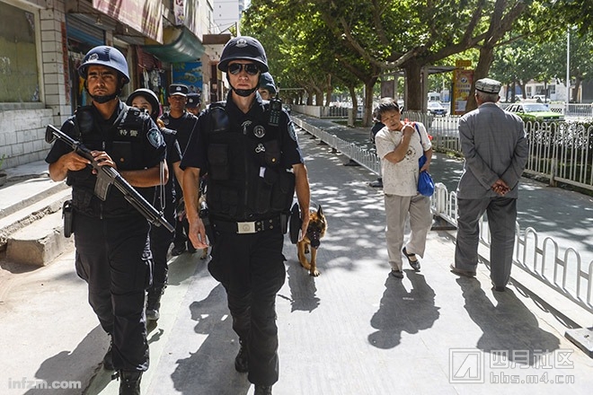 2014年7月15日，喀什地区公安局特警支队的特警们在喀什市一条街道上巡逻。.jpg.jpg