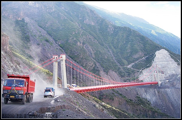 滇藏线红拉山大桥，专为躲避大塌方路段而修建.jpg