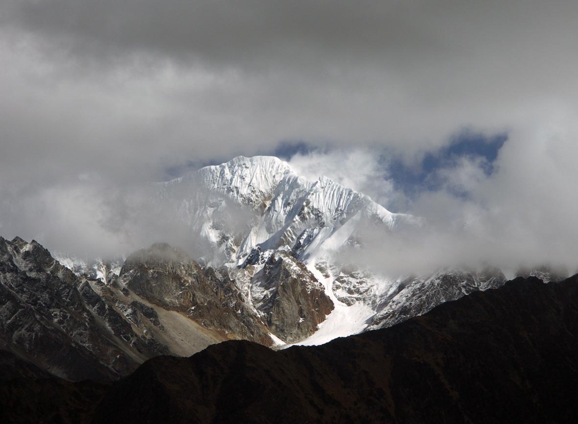 鲁朗雪山.jpg