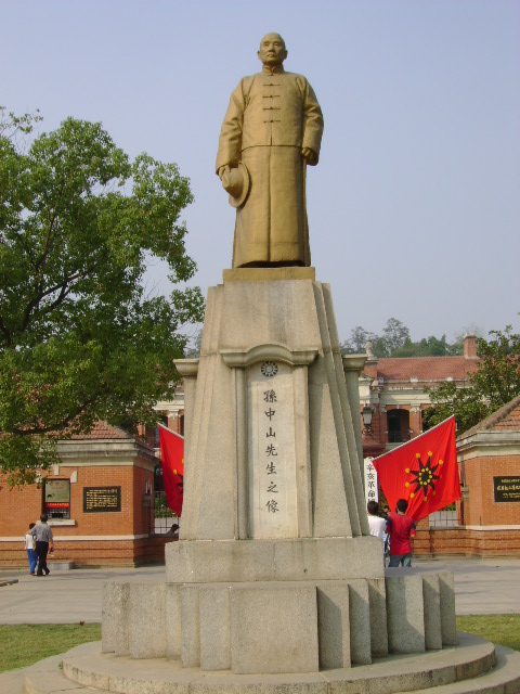 红楼（辛亥革命纪念馆）前的国父塑像