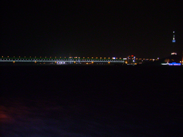 长江大桥夜景，右边有光的建筑是龟山电视塔，在轮渡上拍的