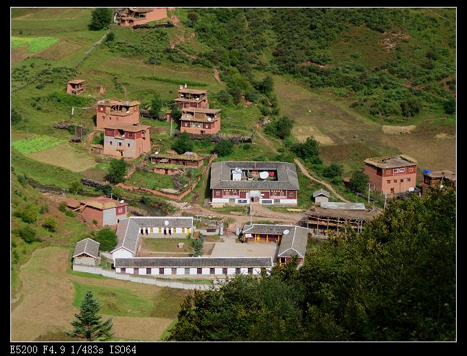 这是一个山区乡镇府所在地，面积最大的那个院子就是学校了.jpg