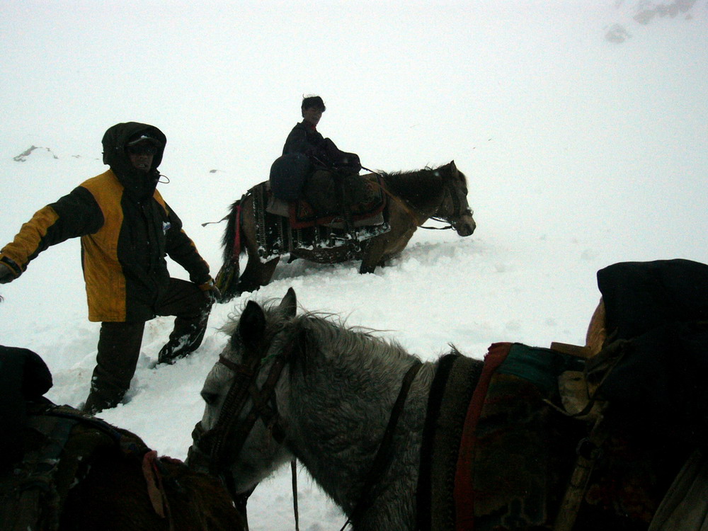 为了安装卫星电话,我们在雪山上拼搏