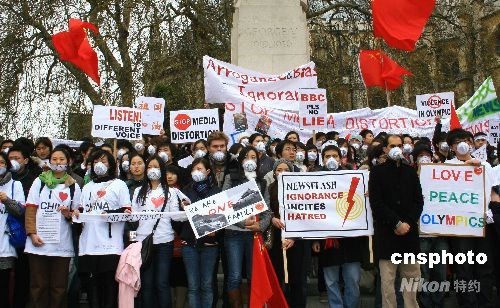 当地时间19日，在英国学习、工作和定居的华人约2000多人在伦敦举行静默集会，抗议包括英国广播公司（BBC）在内的西 ...