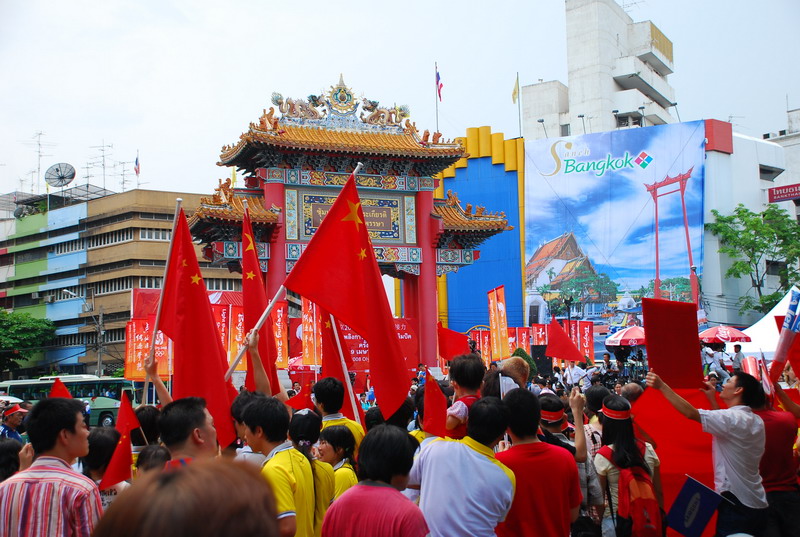 起点的人潮，之后大家一起跟随火炬