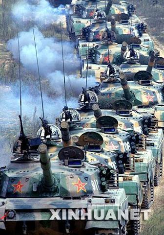 确山—2007”演习战斗实施阶段27日在坦克炮火的突袭中拉开序幕.jpg