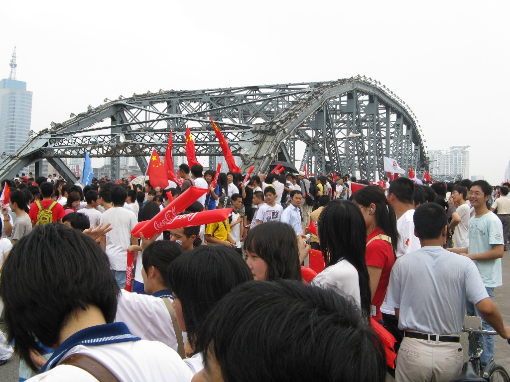 海珠桥上红旗飘扬!
