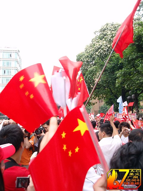 五星红旗飘扬在广州城.jpg