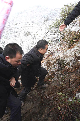 2月5日，温家宝总理踏着冰雪登上黔南观音山，前去看望正在紧张抢修输电线路的电力工人 ... ...