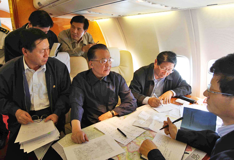 总理在飞机上布置抢险1.jpg