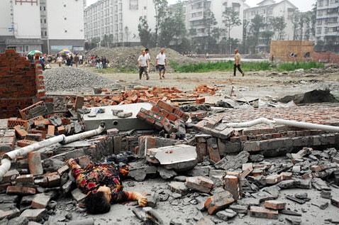 5月12日，17点42分,奎光东六街一名老者倒在倒塌的围墙下,已经死亡（图片来源网络）. ...