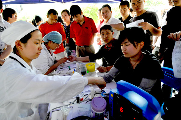 The citizens in Hangzhou donate blood for the victim of the disaster in Sichuan