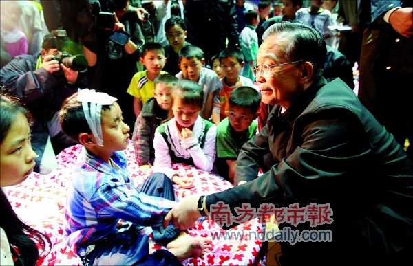 Premier Wen Jiabao is comforting victims