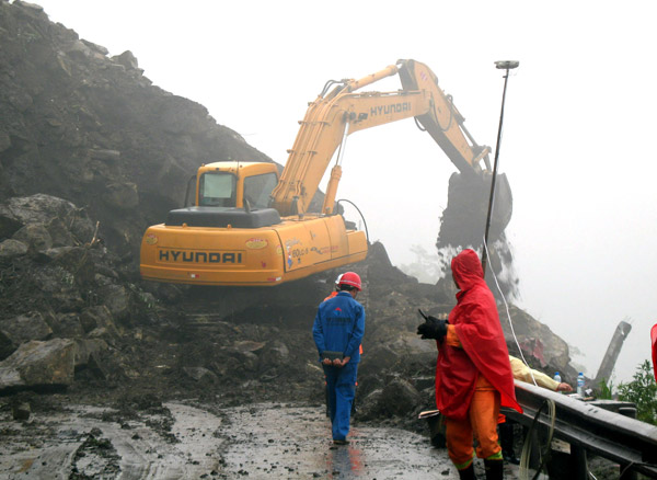 The rescue group is repairing the road leading to Wenchuan county