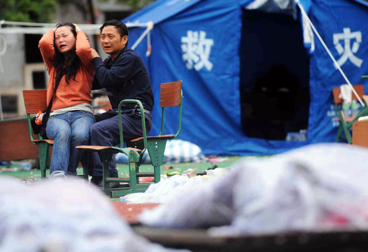 5月14日，绵竹市东汽中学遇难学生陈竹的父亲在安慰悲痛不已的妻子。5月12日，受四川汶川地震影响，绵竹市东汽中学 ...