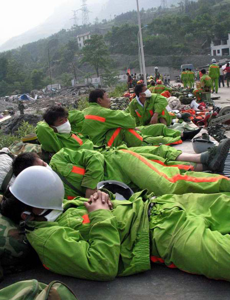5月15日下午，为了抢时间，前往汶川县映秀镇救援的武警消防官兵轻装前行没有携带帐篷，只能在路边席地而卧。  ...