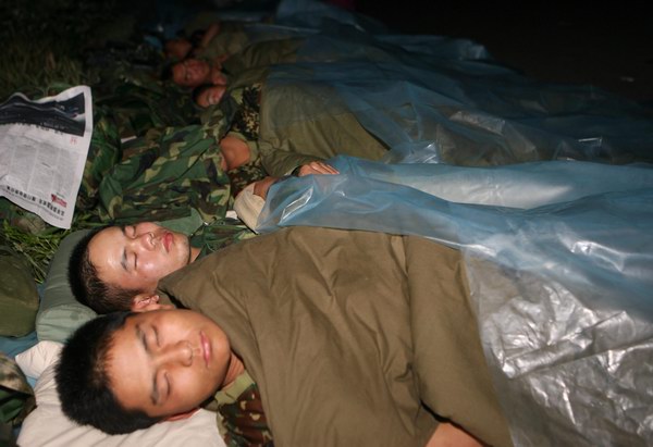 5月15日凌晨，参加抗震救灾的解放军某部战士在四川汶川县映秀镇街头休息。  ...