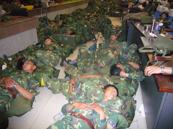 济南军区某部抗震救灾官兵席地而睡。