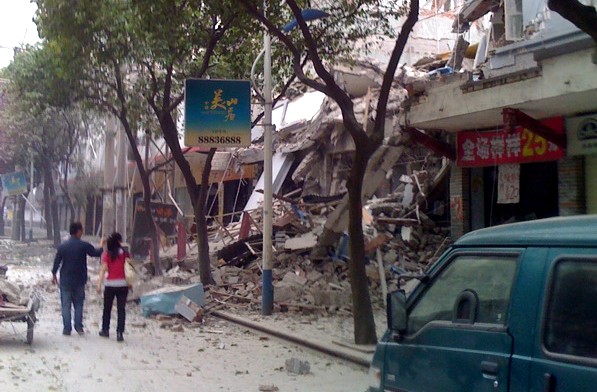 迟来的图片记录：5月12日16：27，地震发生2小时后，刘绥滨用手机在都江堰街头拍摄的灾情 ...
