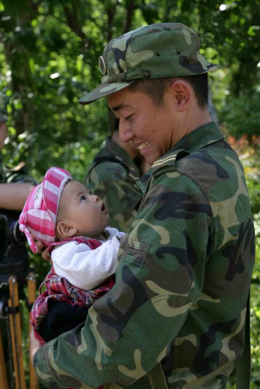  永藏的瞬间——婴儿与战士图中被救的婴儿有5个月大，战士与婴儿从未相见，却犹如亲人，感谢作者抓拍到这值得永远 ...