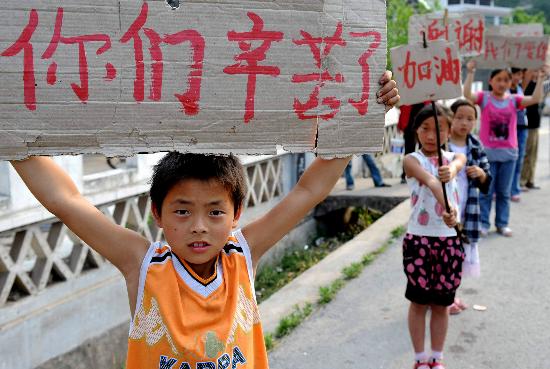 5月16日，孩子们手举感谢标语在路上迎接救援的人们。.jpg